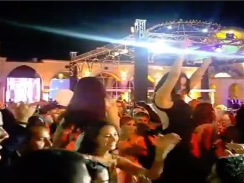 اضغط لمشاهدة الفيديو: شيرين عبد الوهاب تتحدى دينا بالرقص!